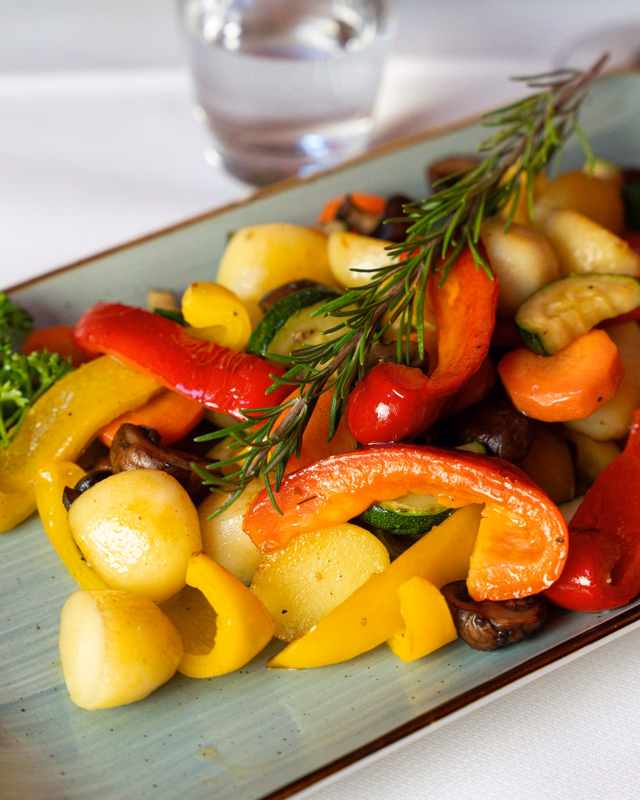Kartoffel-Gemüsepfanne mit Bio-Kartöffelchen, Paprika, Zucchini und Pilzen