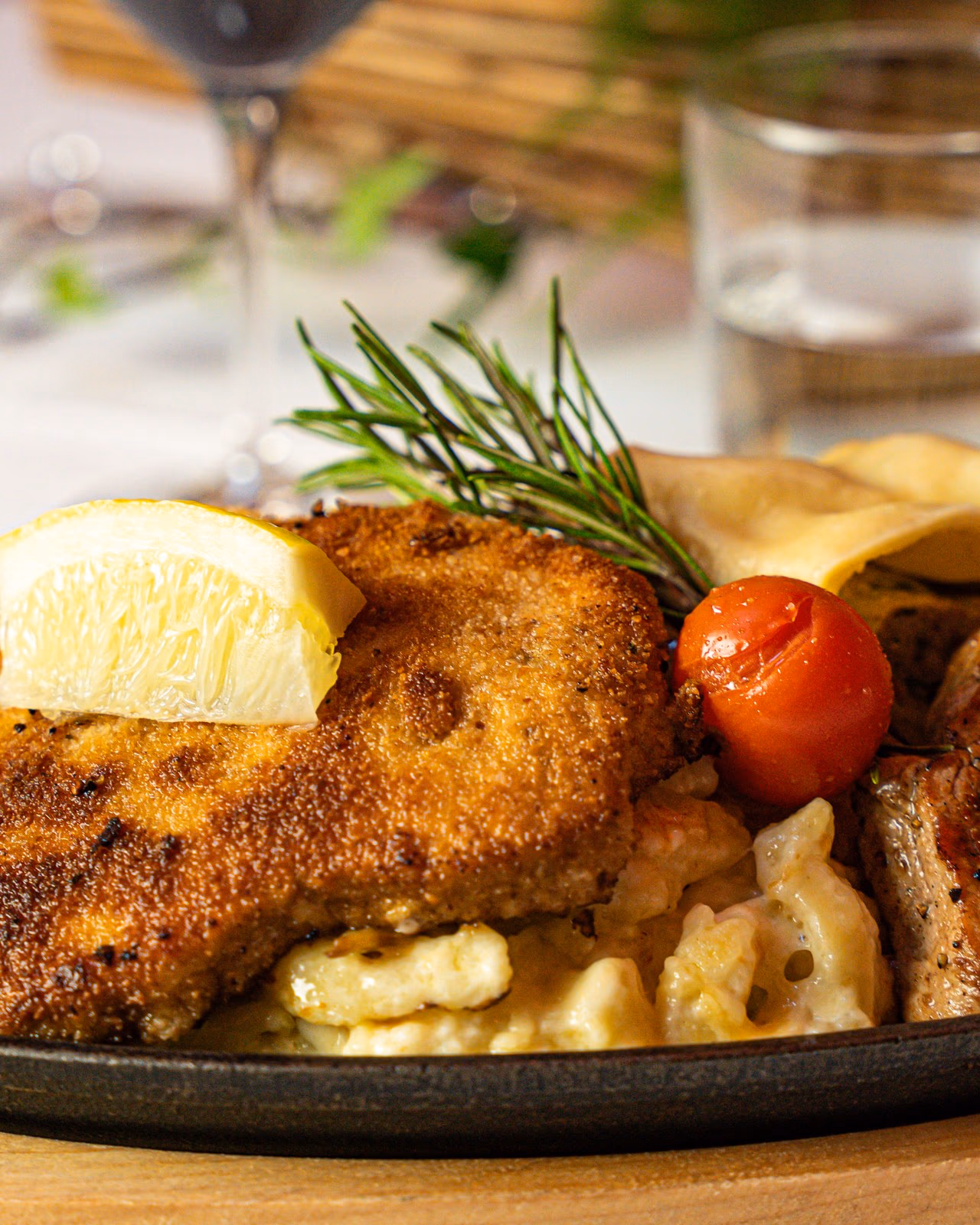 Wirtshauspfanne mit paniertem Schnitzel, Käsespätzle und Maultasche