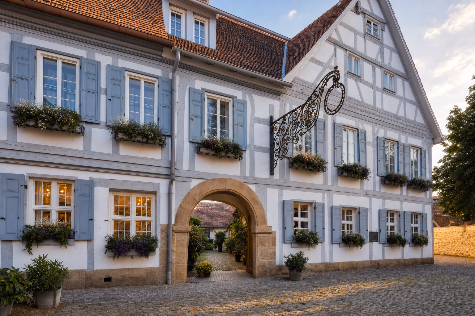 Historisches Fachwerkhaus des Ochsen in Tamm im warmen Abendlicht